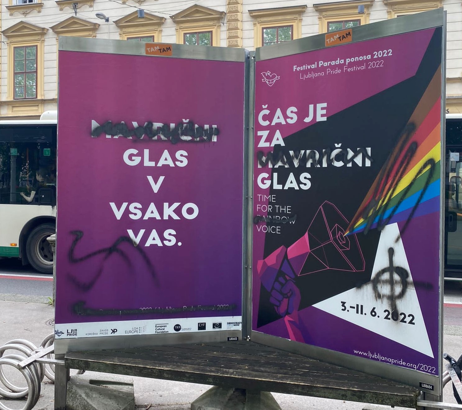 Posledice prejšnje vlade: glas svastike, homofobije in transfobije v vsako vas?